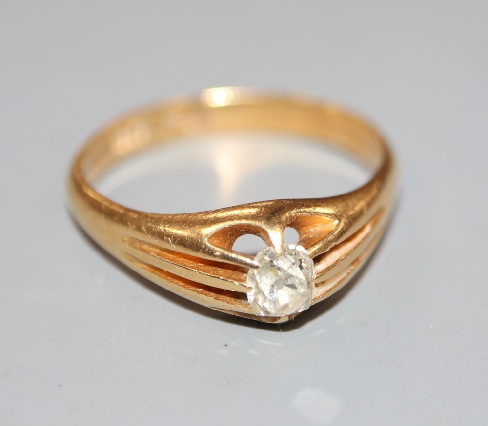 An Edwardian 18ct gold and claw set solitaire diamond ring, size W, gross 6.6 grams